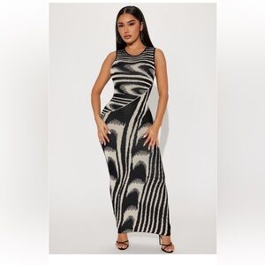 Kira Sweater Maxi Dress - Black/White
M